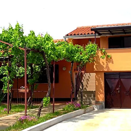 公寓 Garden Monsena 罗维尼